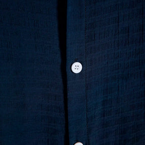 Camisa Manga Curta Básica Romenzi Modern RZ571 feita em tecido de alta qualidade, com design clean e caimento impecável que une conforto e sofisticação.