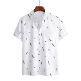 Camisa Manga Curta Estampada Romenzi Feathers RZ573 feita em tecido leve e respirável, com estampa vibrante e corte moderno que une conforto e estilo.