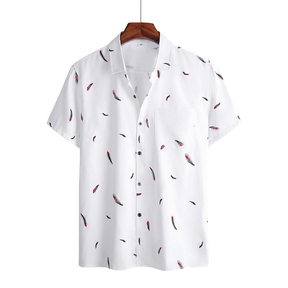 Camisa Manga Curta Estampada Romenzi Feathers RZ573 feita em tecido leve e respirável, com estampa vibrante e corte moderno que une conforto e estilo.