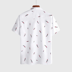 Camisa Manga Curta Estampada Romenzi Feathers RZ573 feita em tecido leve e respirável, com estampa vibrante e corte moderno que une conforto e estilo.