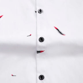 Camisa Manga Curta Estampada Romenzi Feathers RZ573 feita em tecido leve e respirável, com estampa vibrante e corte moderno que une conforto e estilo.