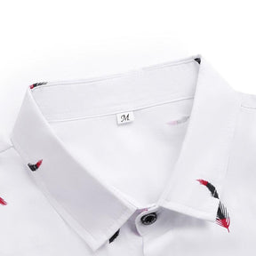 Camisa Manga Curta Estampada Romenzi Feathers RZ573 feita em tecido leve e respirável, com estampa vibrante e corte moderno que une conforto e estilo.