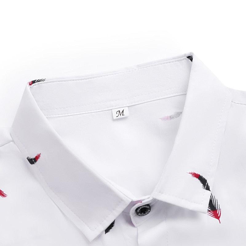 Camisa Manga Curta Estampada Romenzi Feathers RZ573 feita em tecido leve e respirável, com estampa vibrante e corte moderno que une conforto e estilo.