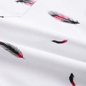 Camisa Manga Curta Estampada Romenzi Feathers RZ573 feita em tecido leve e respirável, com estampa vibrante e corte moderno que une conforto e estilo.