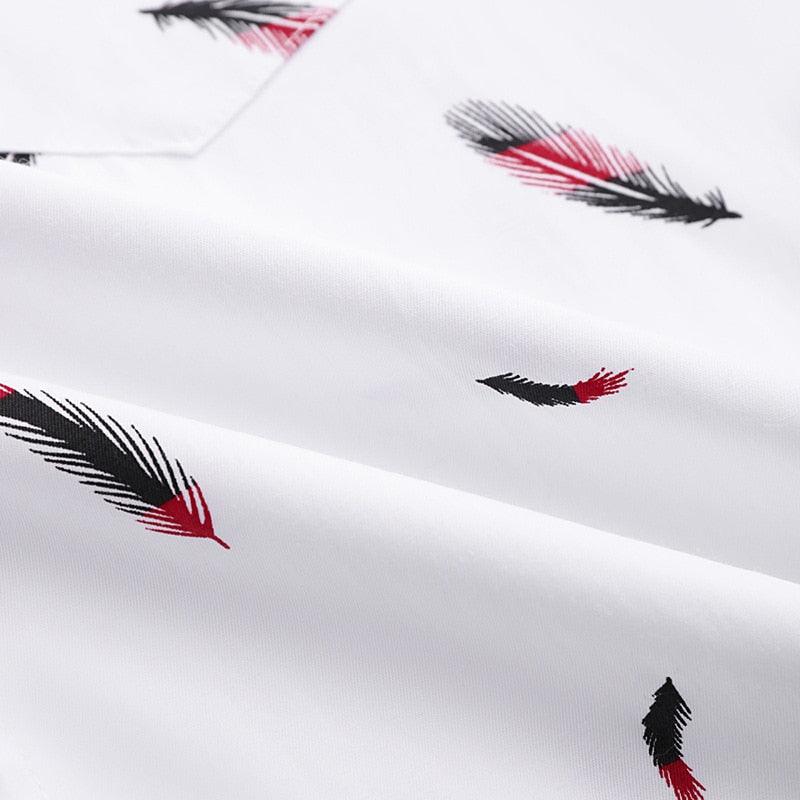 Camisa Manga Curta Estampada Romenzi Feathers RZ573 feita em tecido leve e respirável, com estampa vibrante e corte moderno que une conforto e estilo.