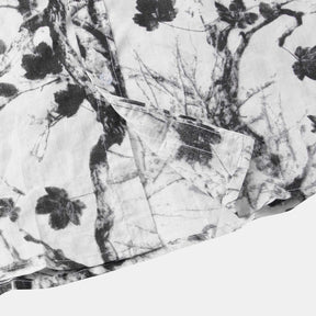 Camisa Manga Curta Estampada Romenzi Floral RZ574 feita em tecido leve e respirável, com estampas florais vibrantes que unem conforto, frescor e estilo.