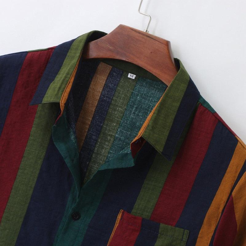 Camisa Manga Curta Leve Listrada Romenzi RZ598 feita em tecido leve e respirável, com caimento moderno que une frescor, estilo casual e sofisticação.
