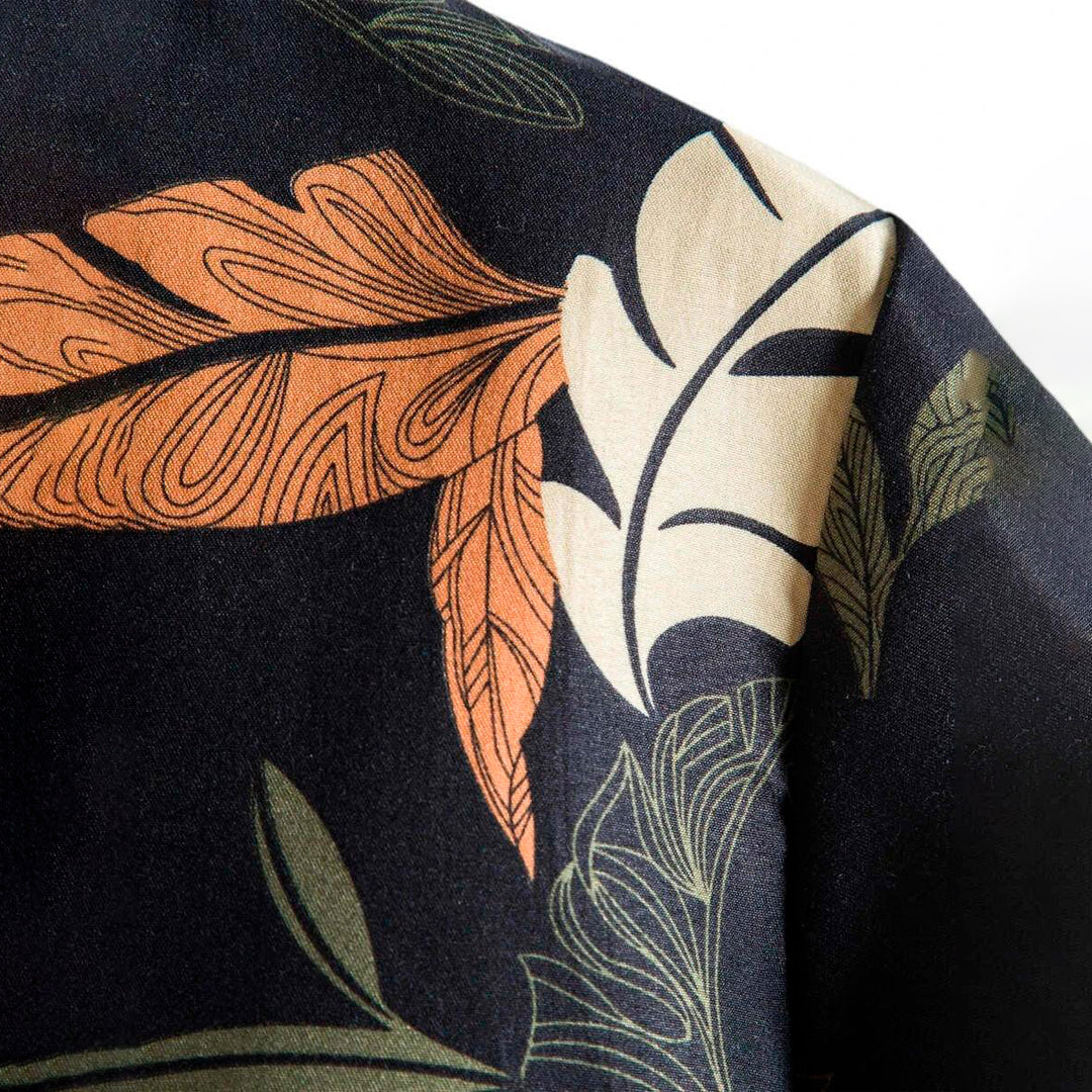 Camisa Manga Curta Romenzi Autumn RZ577 feita em tecido leve de alta qualidade, com design moderno e estampas versáteis que garantem estilo e conforto.