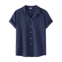 Camisa Romenzi Ibéria: conforto e elegância para ocasiões casuais. Tecido leve, ideal com bermudas de linho ou calças neutras. Visual sofisticado e descontraído.