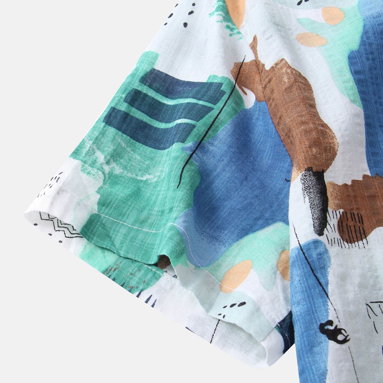 Camisa Manga Curta Romenzi Mirage RZ588 feita em tecido leve, com estampas abstratas modernas e caimento impecável que une frescor, conforto e estilo.