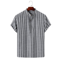 Camisa Manga Curta Romenzi Sierra RZ594 feita em tecido leve, com estampas abstratas modernas e caimento impecável que une frescor, estilo e elegância.