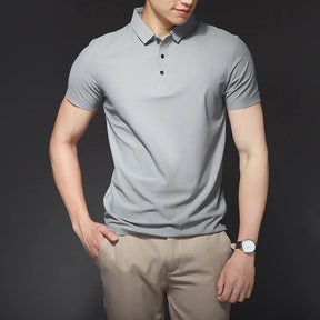 Camisa Polo Masculina Seda Gelo Romenzi RZ013 com manga curta e tecido tecnológico, ideal para sofisticação e conforto diário.