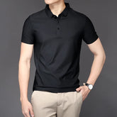 Camisa Polo Masculina Seda Gelo Romenzi RZ013 com manga curta e tecido tecnológico, ideal para sofisticação e conforto diário.