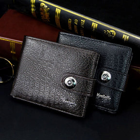 Carteira Masculina de Couro com Botão Romenzi RZ493 compacta e funcional, feita em couro legítimo para praticidade e estilo diário.