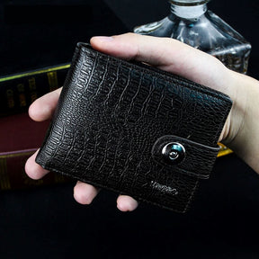 Carteira Masculina de Couro com Botão Romenzi RZ493 compacta e funcional, feita em couro legítimo para praticidade e estilo diário.