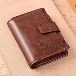 Carteira Masculina Dylan Romenzi RZ491 em couro PU marrom, com compartimentos para documentos, CNH e cartões. Design compacto e funcional.