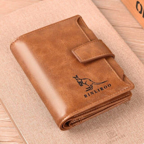 Carteira Masculina Dylan Romenzi RZ491 em couro PU marrom, com compartimentos para documentos, CNH e cartões. Design compacto e funcional.