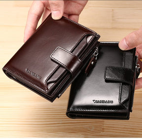Carteira Masculina de Couro Romenzi RZ478 com zíper, porta-cartões, compartimentos internos e acabamento sofisticado em couro legítimo.