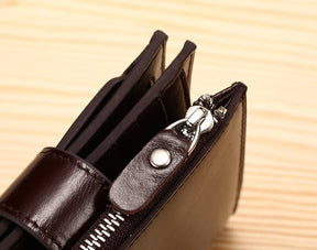 Carteira Masculina de Couro Romenzi RZ478 com zíper, porta-cartões, compartimentos internos e acabamento sofisticado em couro legítimo.