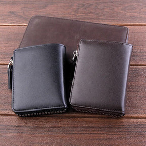 Carteira Masculina de Couro Tyler Romenzi RZ486, compacta e elegante, ideal para documentos, cartões e uso diário com estilo moderno.