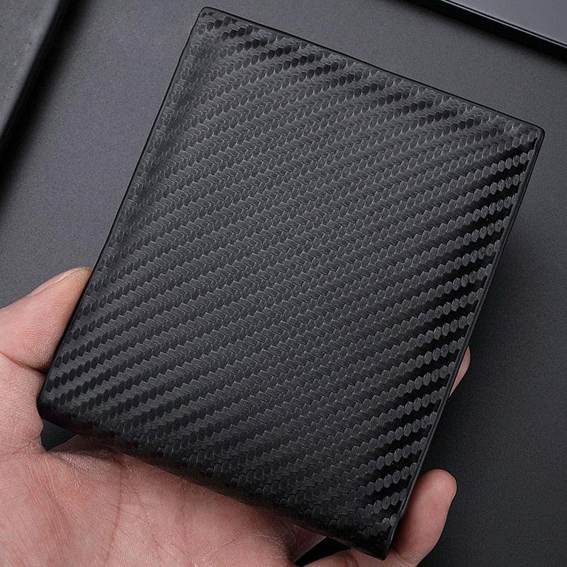 Carteira Masculina Romenzi New Carbon RZ492 com couro legítimo, tecnologia RFID e compartimentos funcionais para cartões, CNH e documentos pessoais.