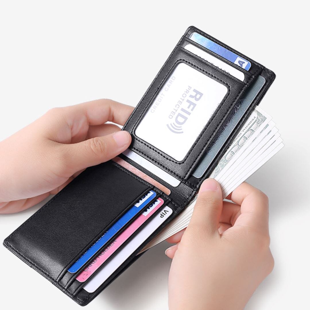 Carteira Masculina Slim Romenzi RZ481 feita em couro PU com costura refinada e compartimentos para dinheiro, cartões e documentos do dia a dia.