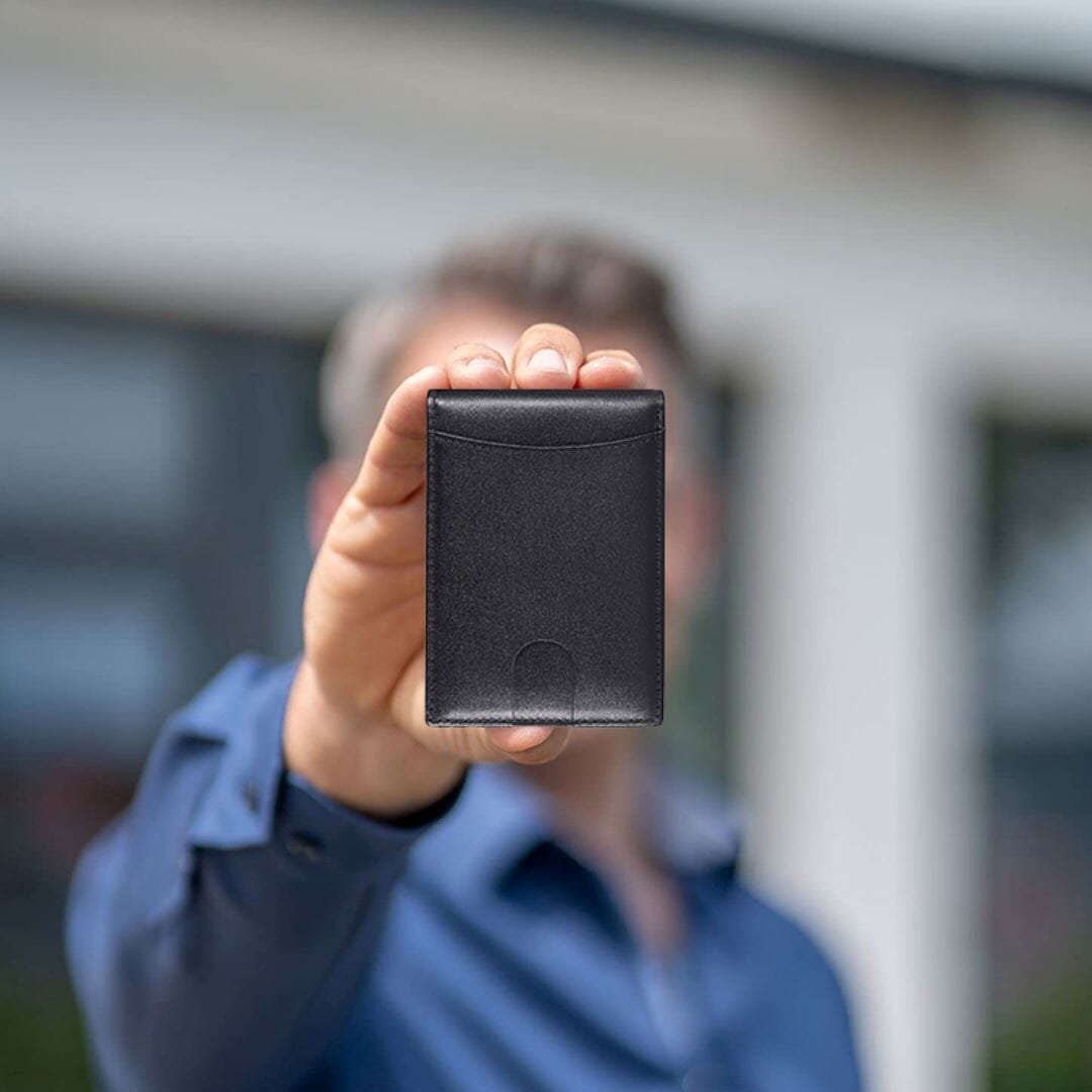 Carteira Masculina Slim Romenzi RZ481 feita em couro PU com costura refinada e compartimentos para dinheiro, cartões e documentos do dia a dia.