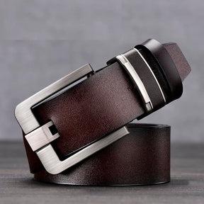 Cinto Masculino Romenzi RZ345 em couro PU nas cores preto e marrom com fivela metálica resistente e design versátil para qualquer ocasião.