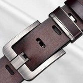 Cinto Masculino Romenzi RZ345 em couro PU nas cores preto e marrom com fivela metálica resistente e design versátil para qualquer ocasião.