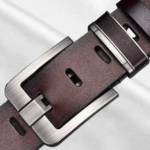 Cinto Masculino Romenzi RZ345 em couro PU nas cores preto e marrom com fivela metálica resistente e design versátil para qualquer ocasião.