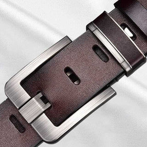 Cinto Masculino Romenzi RZ345 em couro PU nas cores preto e marrom com fivela metálica resistente e design versátil para qualquer ocasião.