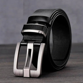 Cinto Masculino Romenzi RZ345 em couro PU nas cores preto e marrom com fivela metálica resistente e design versátil para qualquer ocasião.