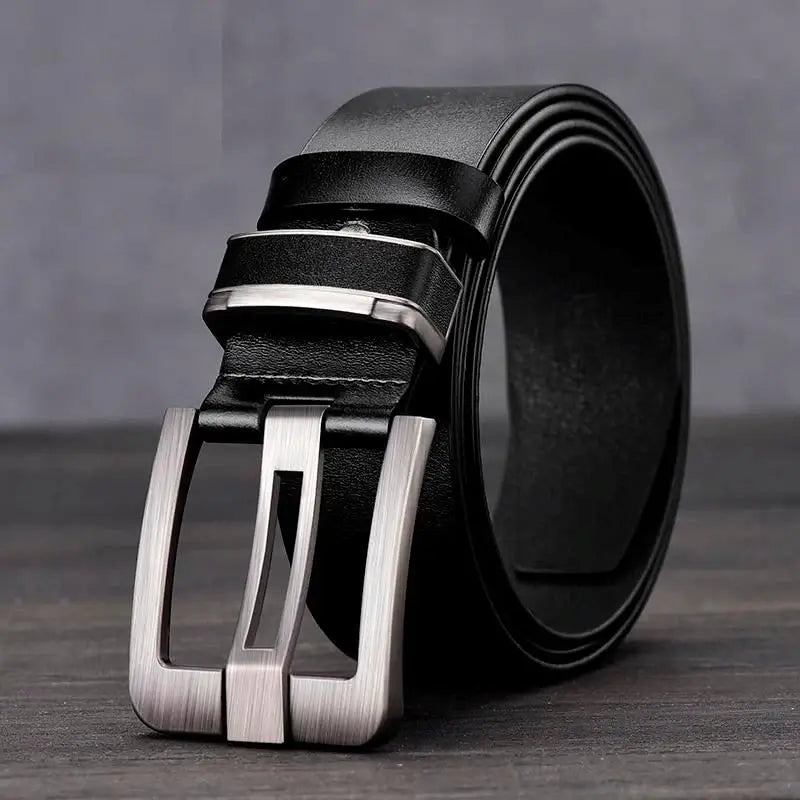 Cinto Masculino Romenzi RZ345 em couro PU nas cores preto e marrom com fivela metálica resistente e design versátil para qualquer ocasião.