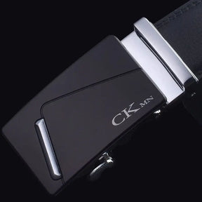 Cinto Masculino Romenzi RZ346 com fivela automática metálica, em couro PU preto, dourado ou prateado. Moderno, prático e sofisticado.