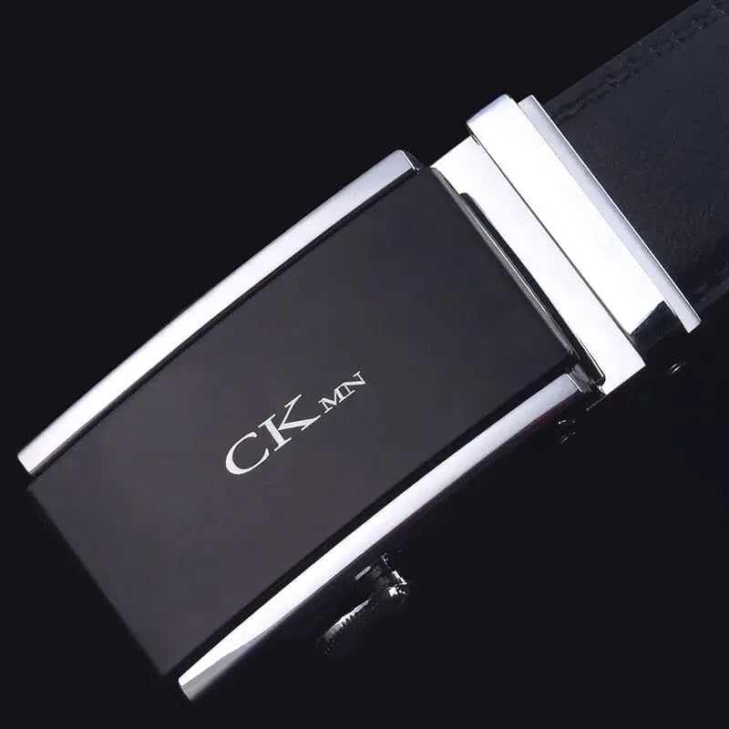 Cinto Masculino Romenzi RZ346 com fivela automática metálica, em couro PU preto, dourado ou prateado. Moderno, prático e sofisticado.