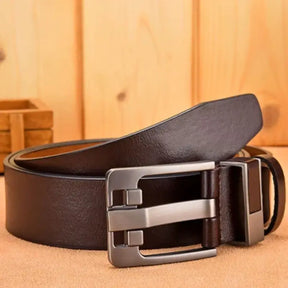 Cinto Masculino de Couro Confy Romenzi RZ344 com fivela de 6,7 cm e couro ecológico nas cores sofisticadas para looks casuais e formais.
