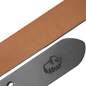 Cinto Masculino de Couro Romenzi Bison RZ472 com couro legítimo e visual discreto. Ideal para trajes sociais e casuais com sofisticação.