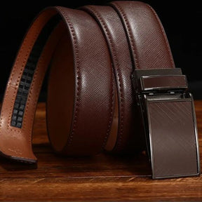 Cinto Masculino de Couro Romenzi Class RZ471 com acabamento sofisticado, ideal para compor visuais formais ou casuais com elegância e distinção.