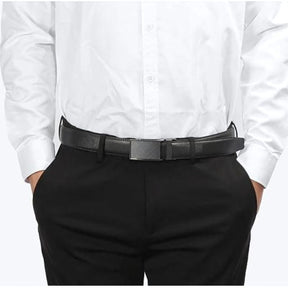 Cinto Masculino de Couro Romenzi Class RZ471 com acabamento sofisticado, ideal para compor visuais formais ou casuais com elegância e distinção.