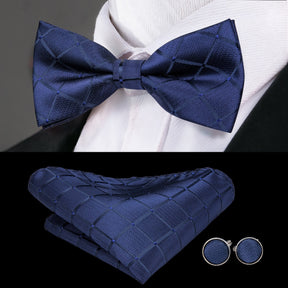 Conjunto Gravata Borboleta Romenzi RZ452 com nó pronto, 2 abotoaduras e 1 lenço de bolso. Sofisticação e estilo para homens elegantes.