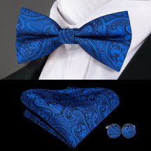 Conjunto Gravata Borboleta Romenzi RZ452 com nó pronto, 2 abotoaduras e 1 lenço de bolso. Sofisticação e estilo para homens elegantes.