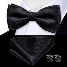 Conjunto Gravata Borboleta Romenzi RZ452 com nó pronto, 2 abotoaduras e 1 lenço de bolso. Sofisticação e estilo para homens elegantes.
