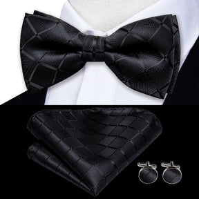 Conjunto Gravata Borboleta Romenzi RZ452 com nó pronto, 2 abotoaduras e 1 lenço de bolso. Sofisticação e estilo para homens elegantes.