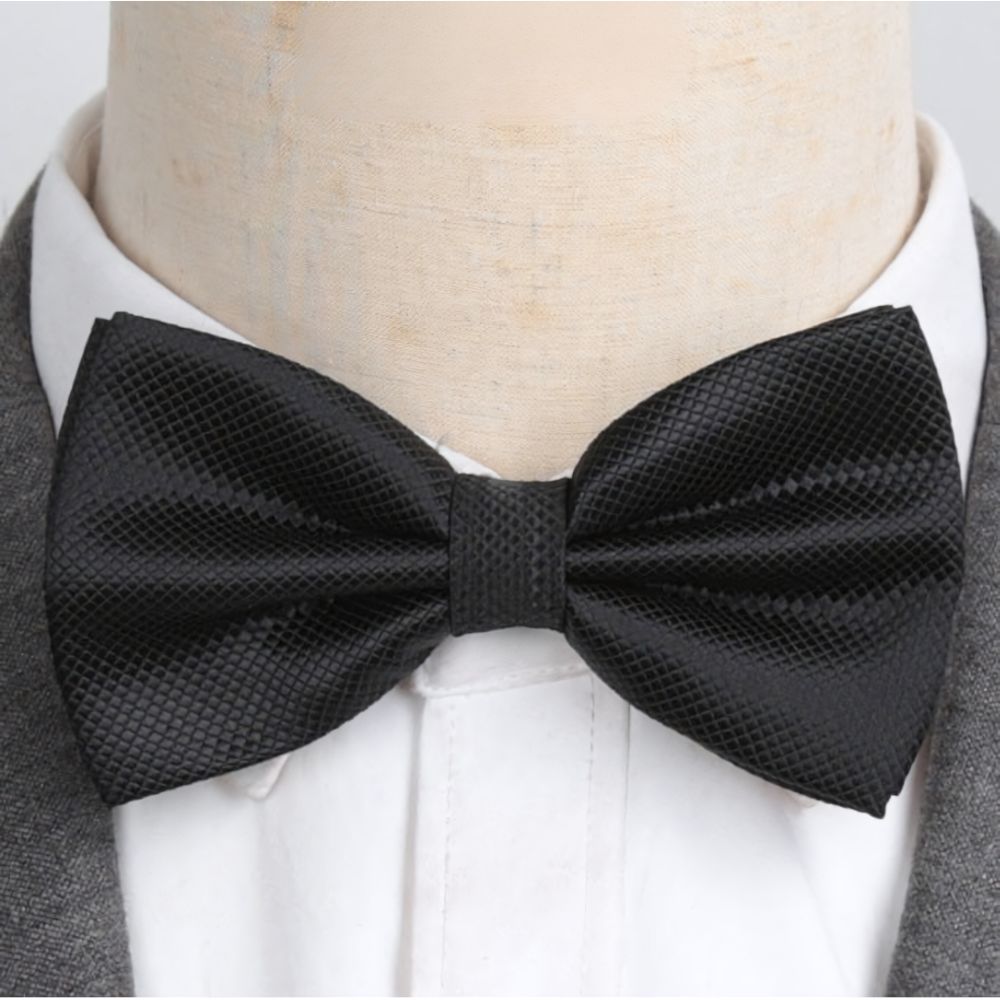 Gravata Borboleta Romenzi RZ453 com design elegante, acabamento premium e caimento perfeito para ocasiões especiais e looks sofisticados.