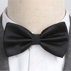 Gravata Borboleta Romenzi RZ453 com design elegante, acabamento premium e caimento perfeito para ocasiões especiais e looks sofisticados.