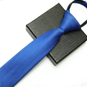 Gravata Clássica 1200 Fios Romenzi RZ450 em poliéster com acabamento refinado, toque acetinado e caimento elegante em seis cores distintas
