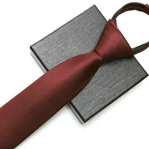 Gravata Clássica 1200 Fios Romenzi RZ450 em poliéster com acabamento refinado, toque acetinado e caimento elegante em seis cores distintas