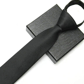 Gravata Clássica 1200 Fios Romenzi RZ450 em poliéster com acabamento refinado, toque acetinado e caimento elegante em seis cores distintas