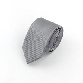 Gravata Executiva Romenzi RZ454 com design clean e moderno, perfeita para homens que valorizam estilo discreto e requinte em ocasiões formais.
