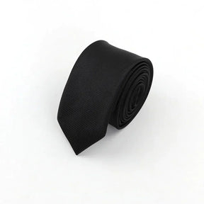 Gravata Executiva Romenzi RZ454 com design clean e moderno, perfeita para homens que valorizam estilo discreto e requinte em ocasiões formais.